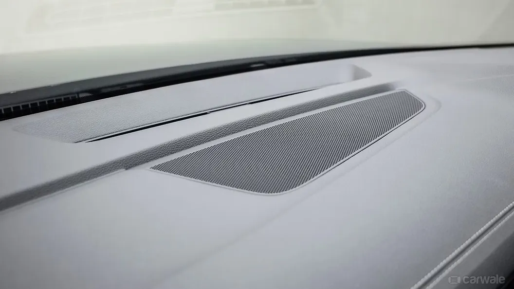 ऑडी Q8 सेंट्रल डैशबोर्ड - टॉप स्टोरेज/स्पीकर