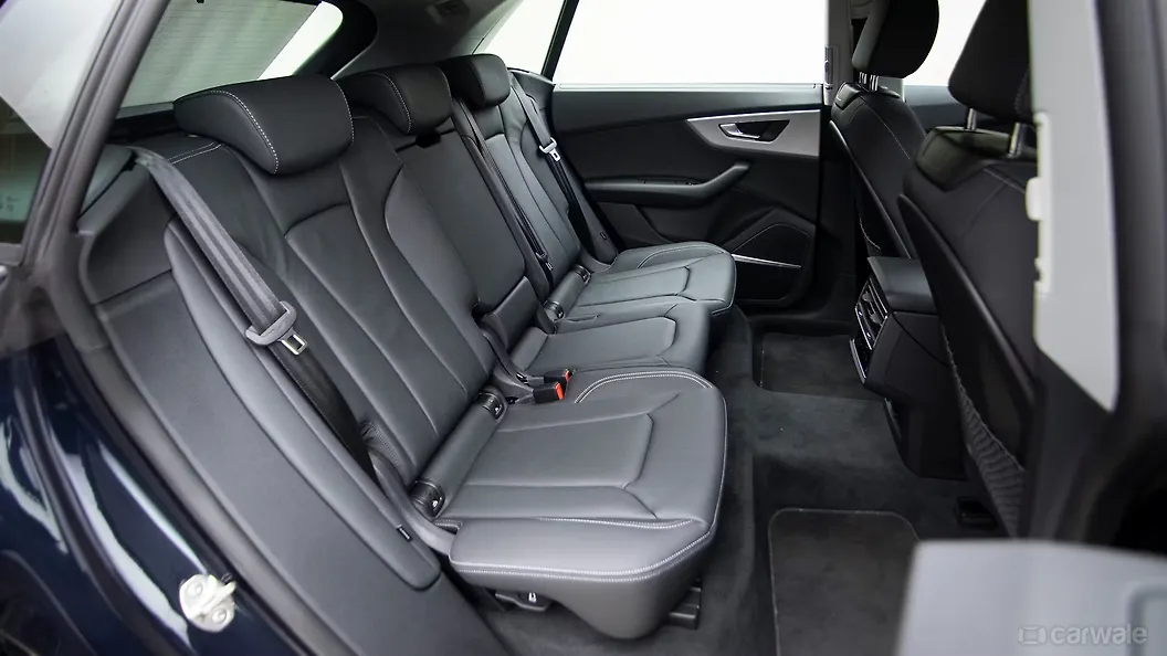 ऑडी Q8 पीछे की सीटें
