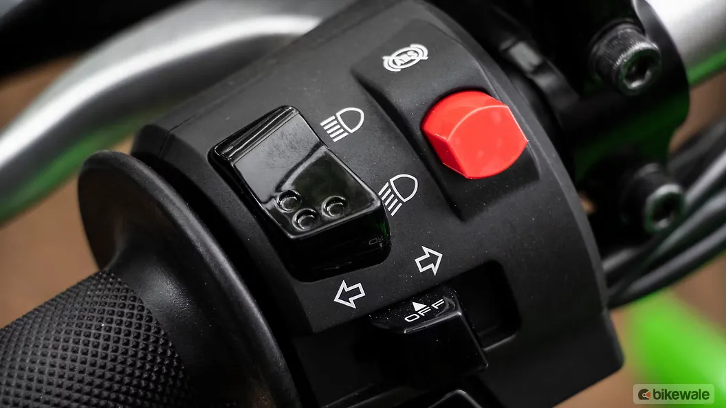 Kawasaki KLX230 [2024] Turn Indicators Switch Image – BikeWale