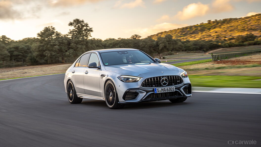 मर्सिडीज़ बेंज़ AMG C 63 S E-Performance ठीक सामने तीन चौथाई