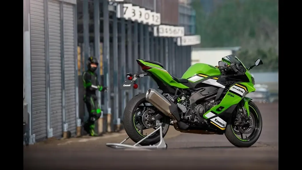 Kawasaki Ninja ZX-4RR [2023] Right Rear Three Quarter Image – BikeWale