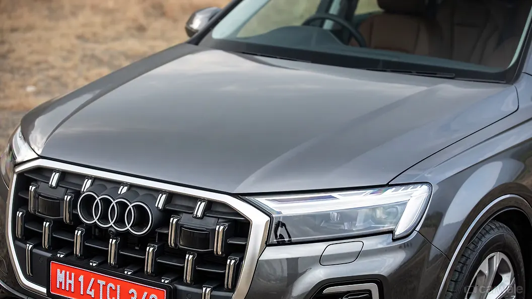 ऑडी q7 बंद हुड / बोनट