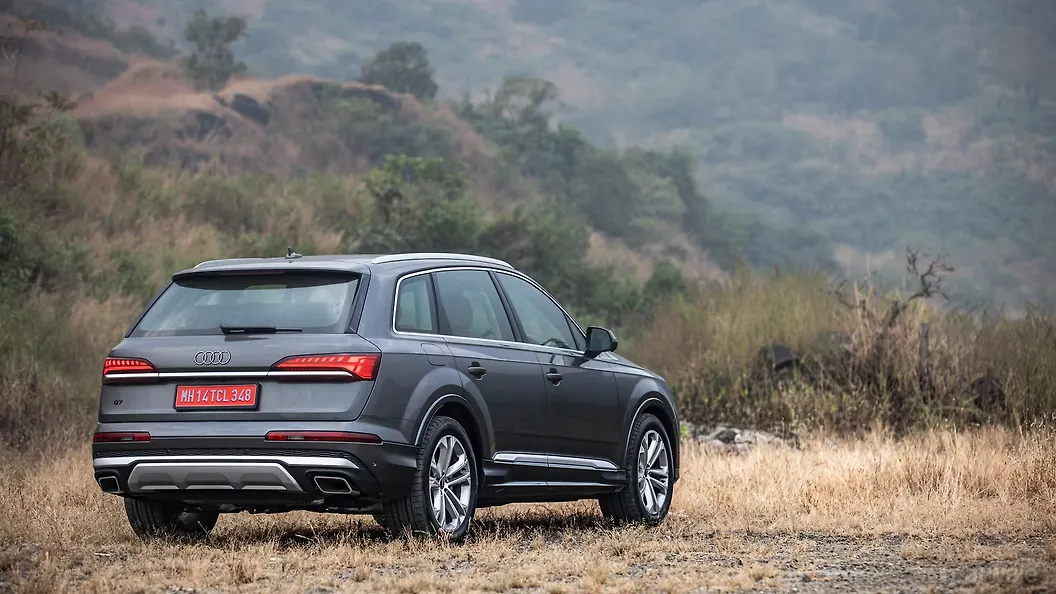 ऑडी q7 लेफ्ट रियर थ्री क्वार्टर