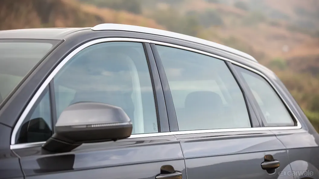 ऑडी q7 साइड ग्लास हाउसिंग
