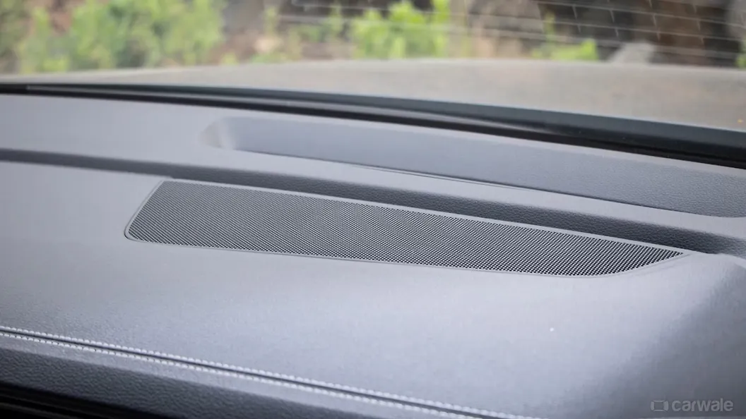 ऑडी q7 सेंट्रल डैशबोर्ड - टॉप स्टोरेज/स्पीकर