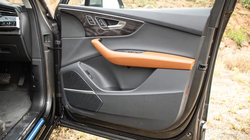 ऑडी q7 फ्रंट राइट डोर पैड