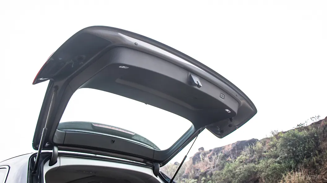 ऑडी q7 खुला बूट/ट्रंक