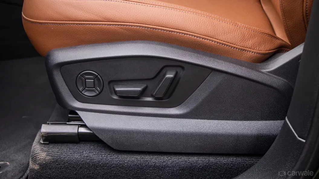 ऑडी q7 फ्रंट पैसेंजर के लिए इलेक्ट्रिक सीट एड्जस्टमेंट