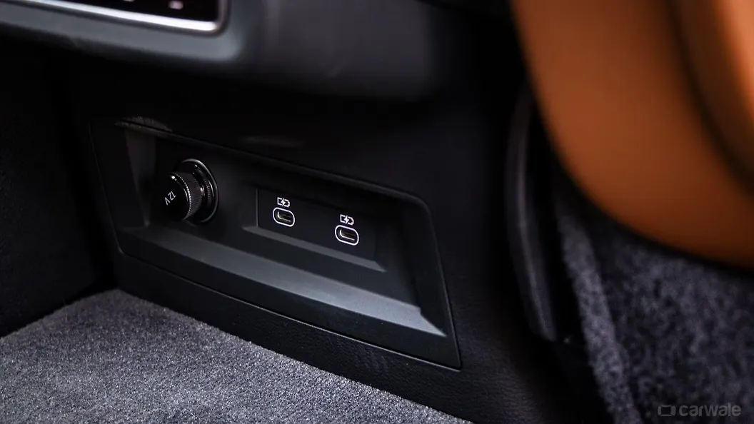 ऑडी q7 दूसरी रो के चार्जिंग पॉइंट