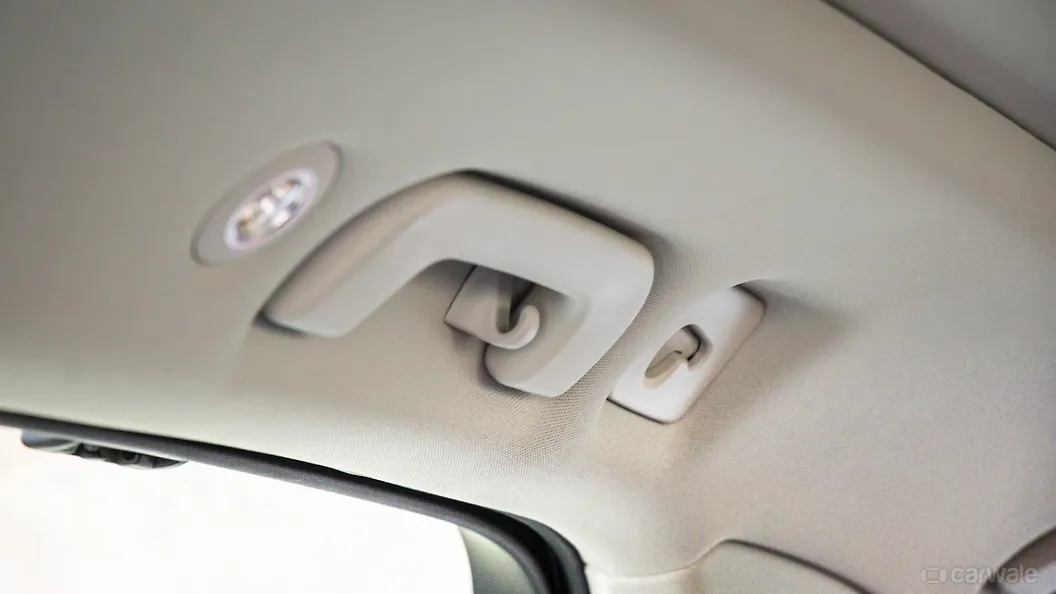 ऑडी q7 दूसरी रो में रूफ़ माउंटेड केबिन लैम्प्स