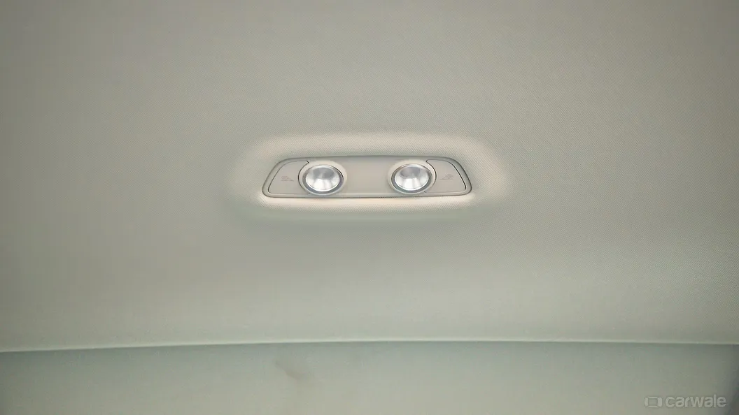 ऑडी q7 तीसरी रो में रूफ़ माउंटेड केबिन लैम्प्स