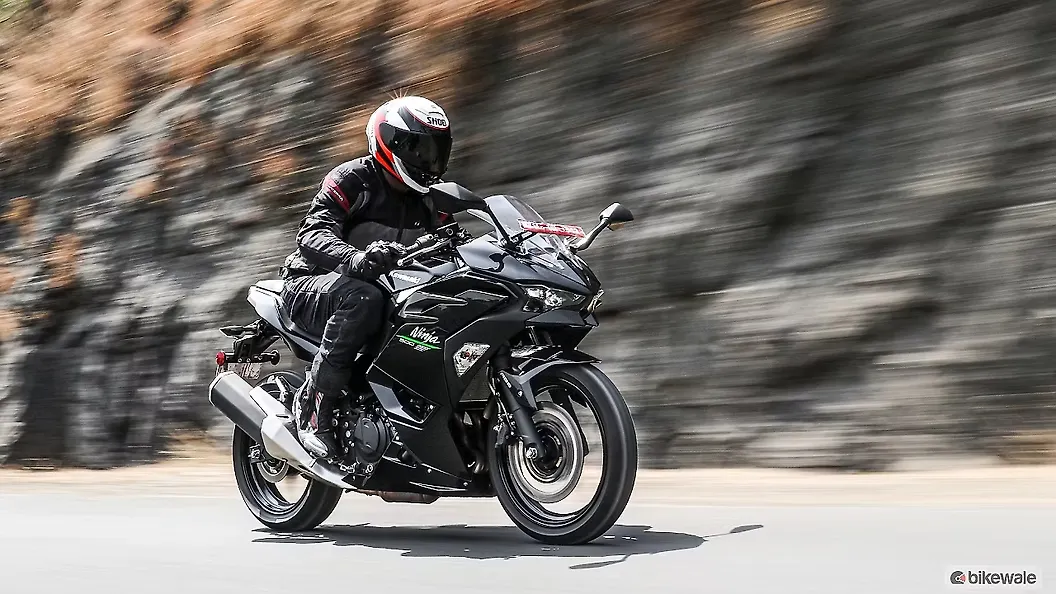Kawasaki Ninja 500 [2024] Right Front Three Quarter Image – BikeWale