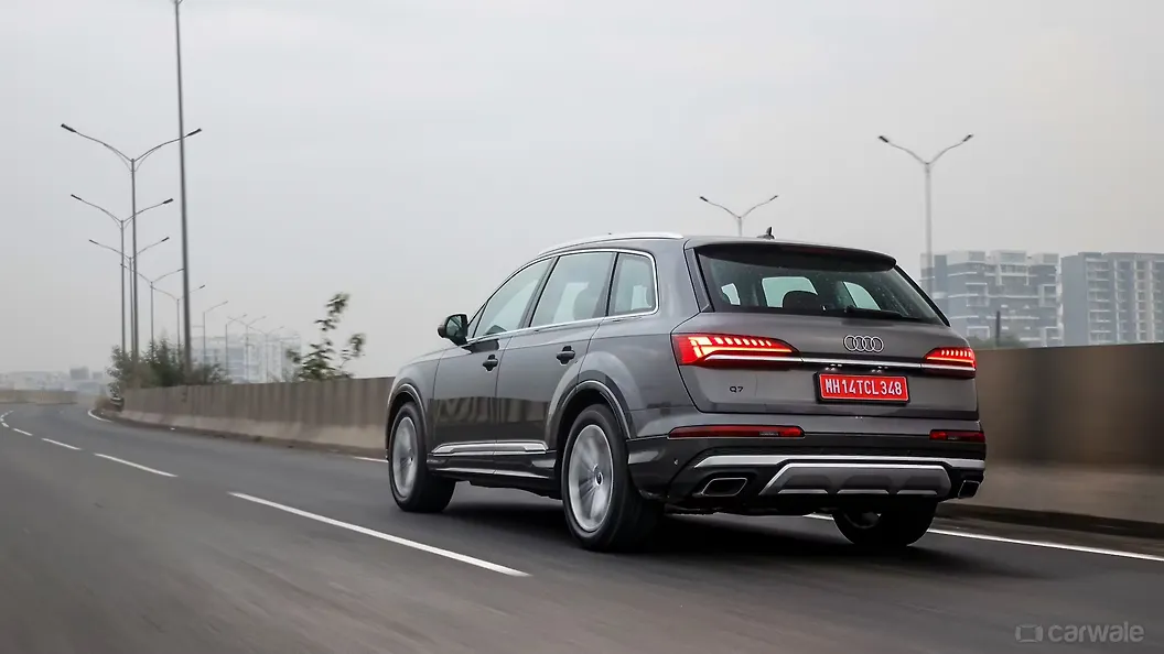 ऑडी q7 लेफ्ट रियर थ्री क्वार्टर