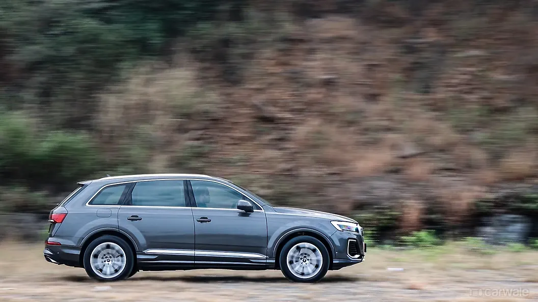 ऑडी q7 राइट साइड का दृश्य