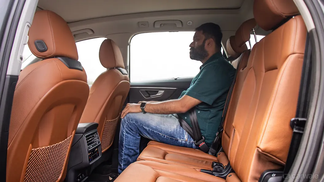 ऑडी q7 दूसरी रो की सीट्स