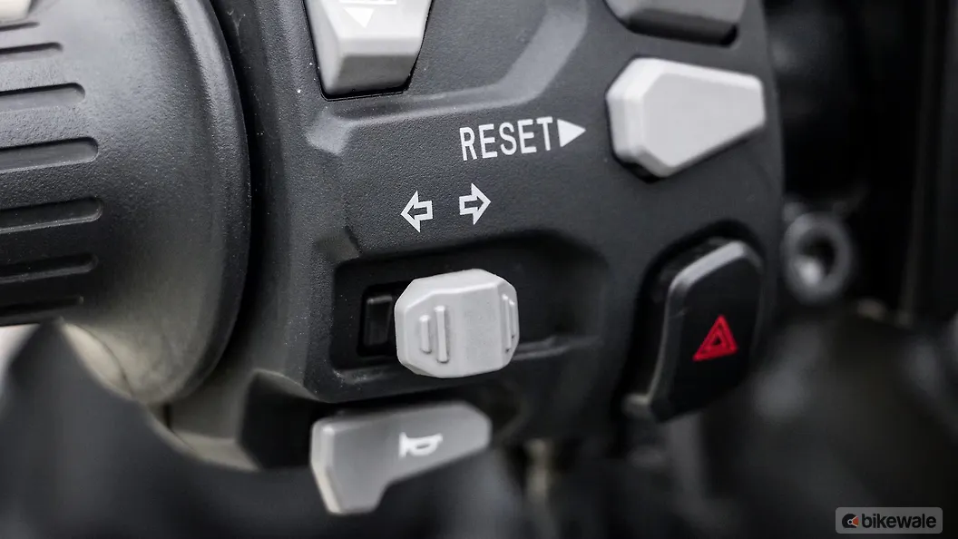 Kawasaki Ninja 1100SX [2025] Turn Indicators Switch Image – BikeWale