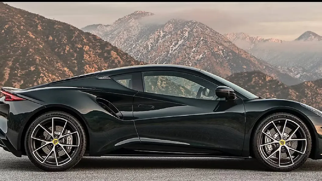 लोटस इमीरा राइट साइड का दृश्य