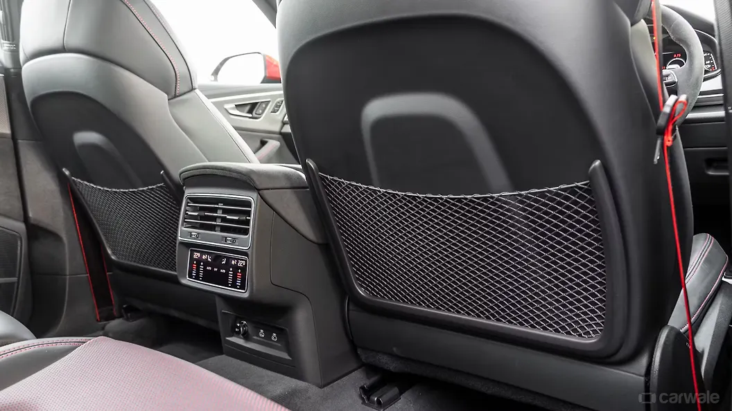 ऑडी RS Q8 परफ़ॉर्मेंस आगे की सीट के पीछे के पॉकेट्स