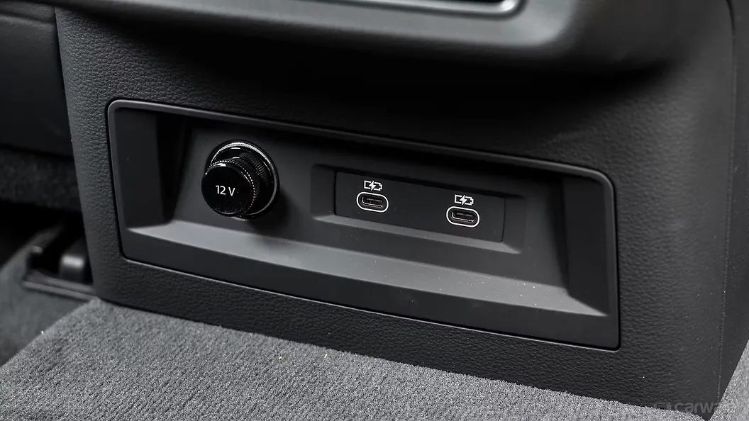 ऑडी RS Q8 परफ़ॉर्मेंस पीछे की ओर चार्जिंग पॉइंट