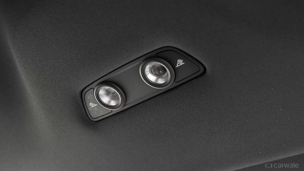 ऑडी RS Q8 परफ़ॉर्मेंस पीछे की रो में रूफ़ माउंटेड केबिन लैम्प्स