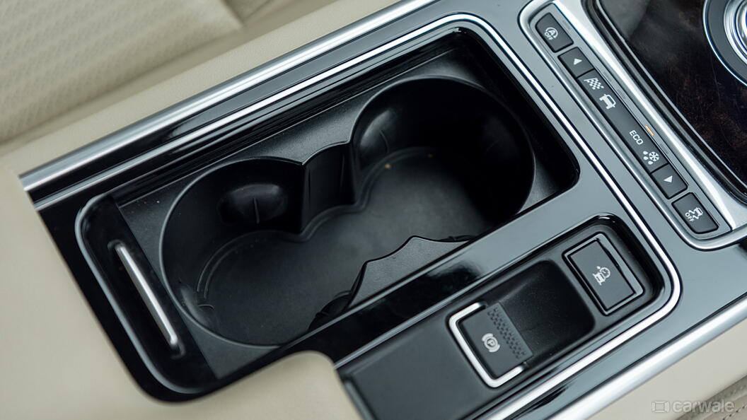 XF Cup Holders Image, XF Photos in India CarWale