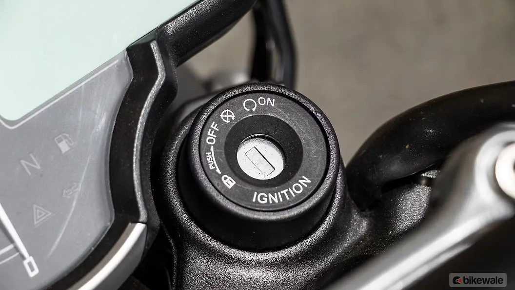Triumph Scrambler 400 XC [2025] Ignition Switch Image – BikeWale