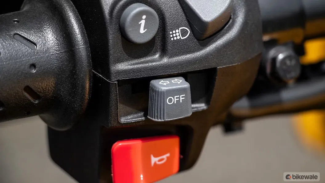 Triumph Scrambler 400 XC [2025] Turn Indicators Switch Image – BikeWale