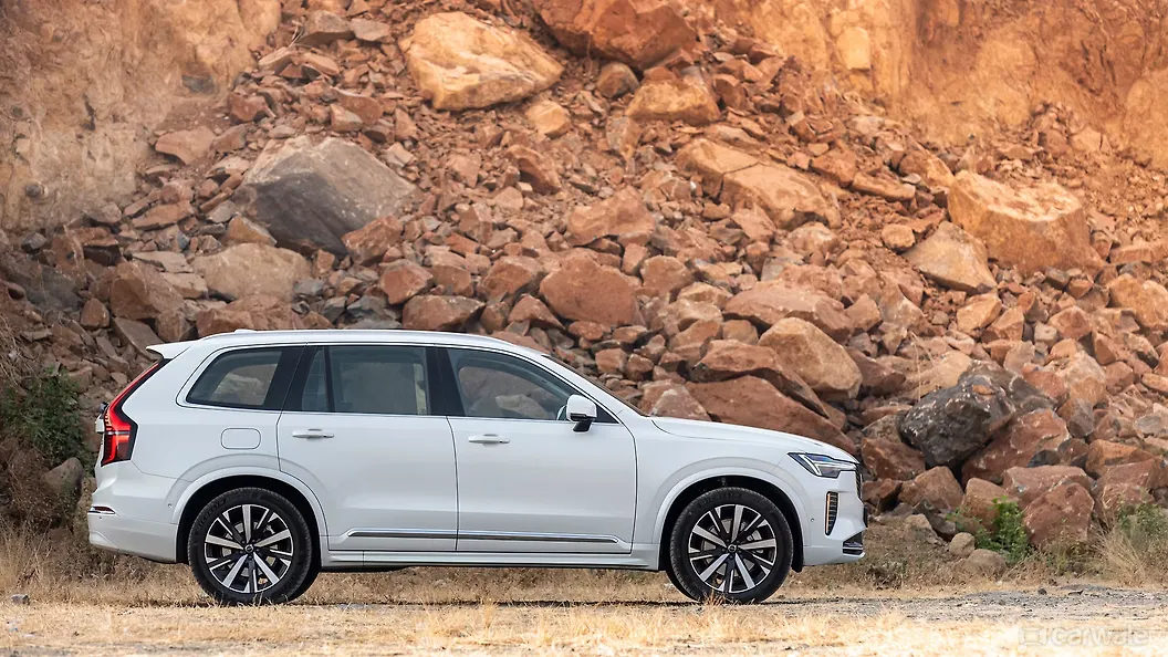 Volvo XC90 Right Side View