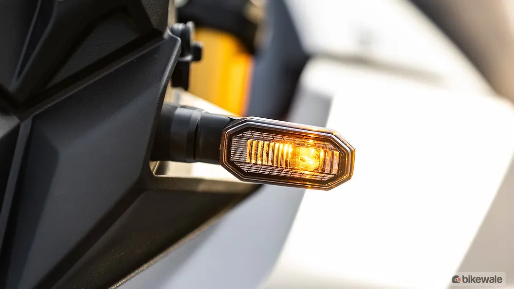 Suzuki V Strom 800 DE Front Turn Indicators Image BikeWale suzuki-v-strom-800-de-front-turn-indicators-image-bikewale