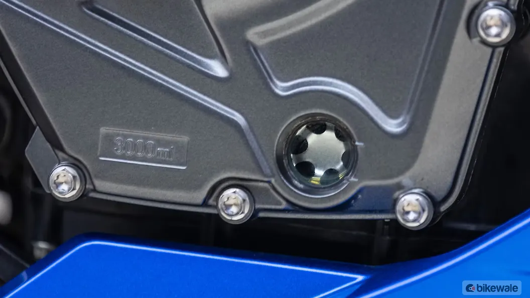 suzuki-gsx-8r-engine-oil-level-indicator-image-bikewale