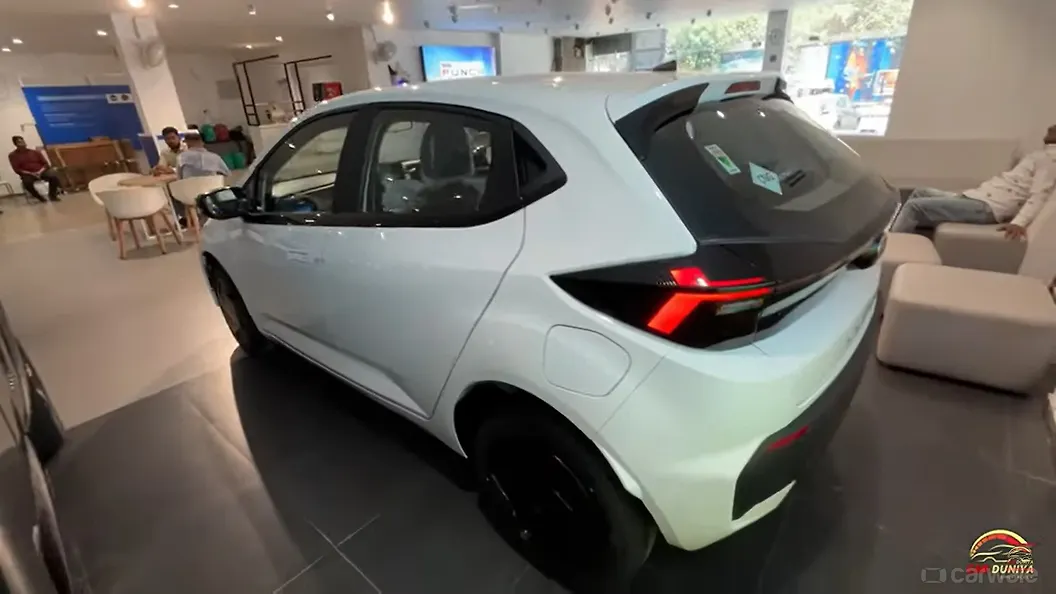 टाटा अल्ट्रोज़ लेफ्ट रियर थ्री क्वार्टर