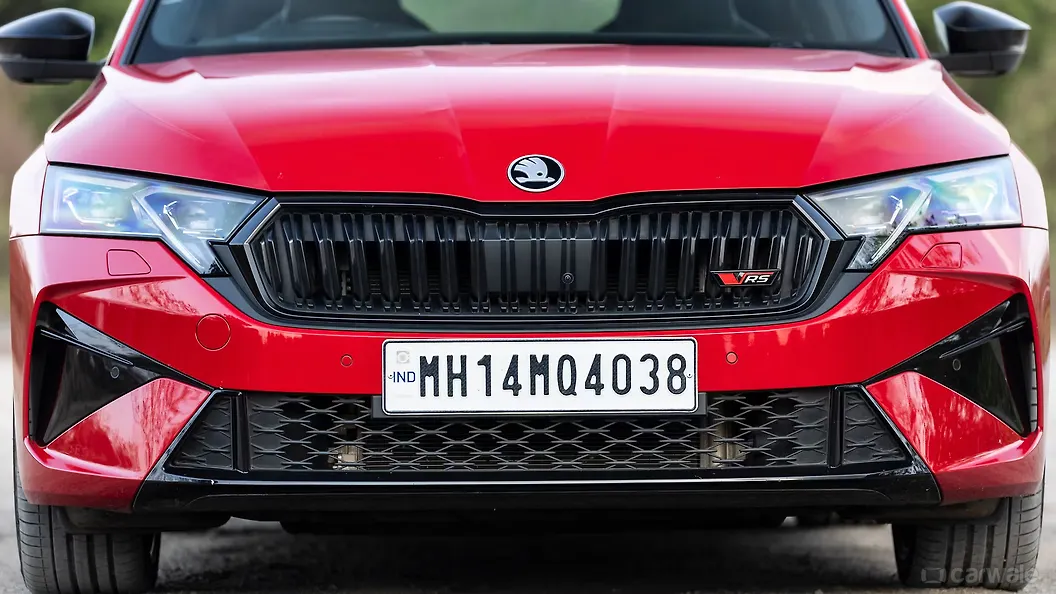 Octavia RS Front Badge Image, Octavia RS Photos in India - CarWale