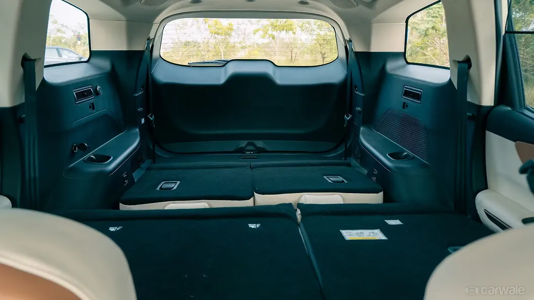 XUV 7XO फ्रंट रौ सीट्स इमेज, XUV 7XO भारत में फ़ोटोज़ - कारवाले