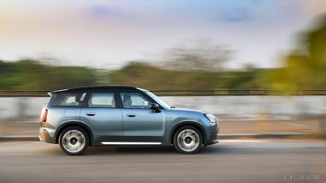 मिनी कंट्रीमैन इलेक्ट्रिक राइट साइड का दृश्य