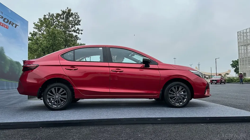 होंडा सिटी राइट साइड का दृश्य