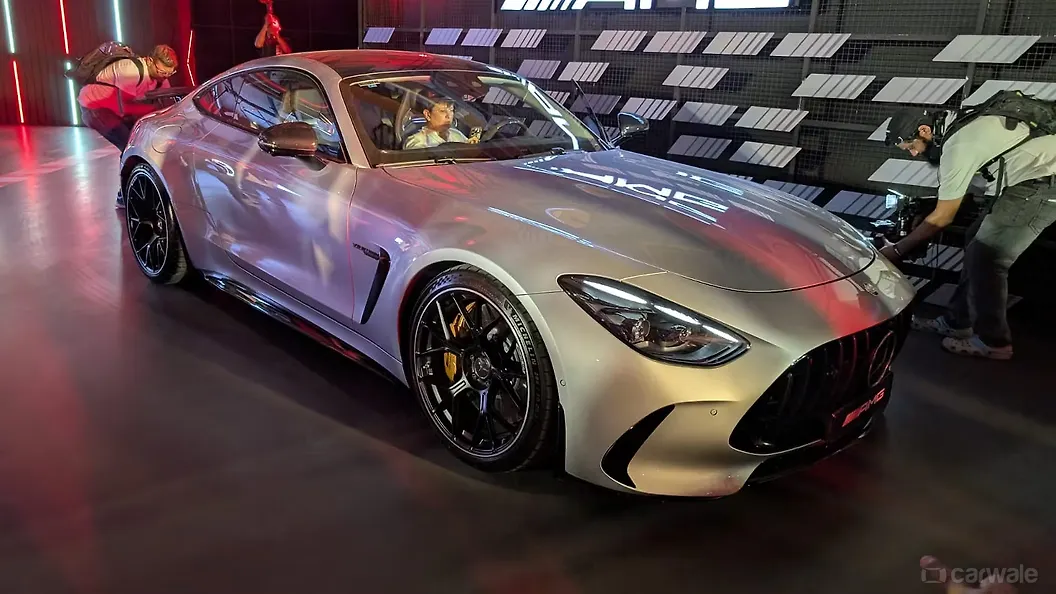 मर्सिडीज़ बेंज़ एएमजी जीटी 63 ठीक सामने तीन चौथाई