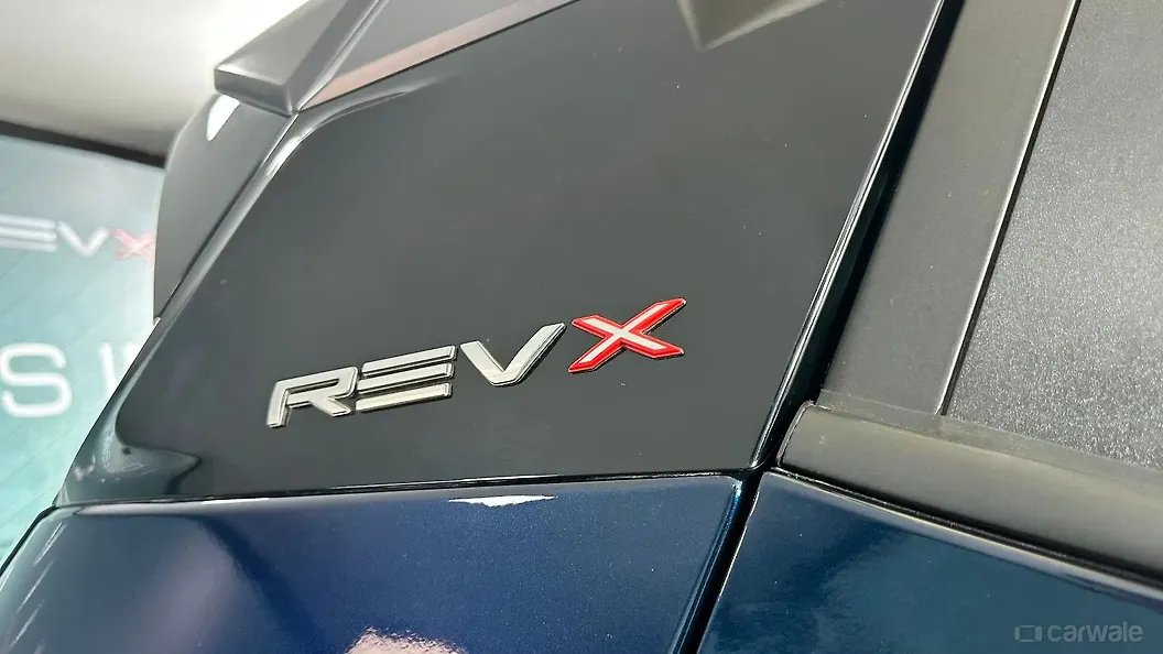 महिंद्रा XUV 3XO पिछला लोगो