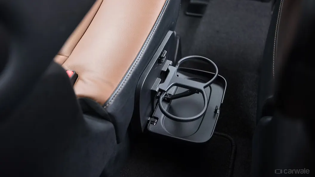 Innova Crysta [20162020] Second Row Cup Holders Image, Innova Crysta