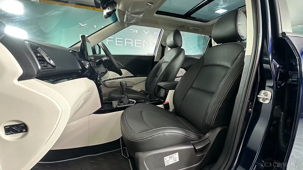 महिंद्रा XUV 3XO फ्रंट रौ सीट्स