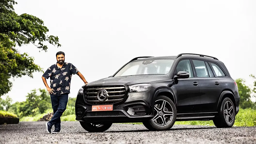 मर्सिडीज़ बेंज़ जीएलएस ठीक सामने तीन चौथाई