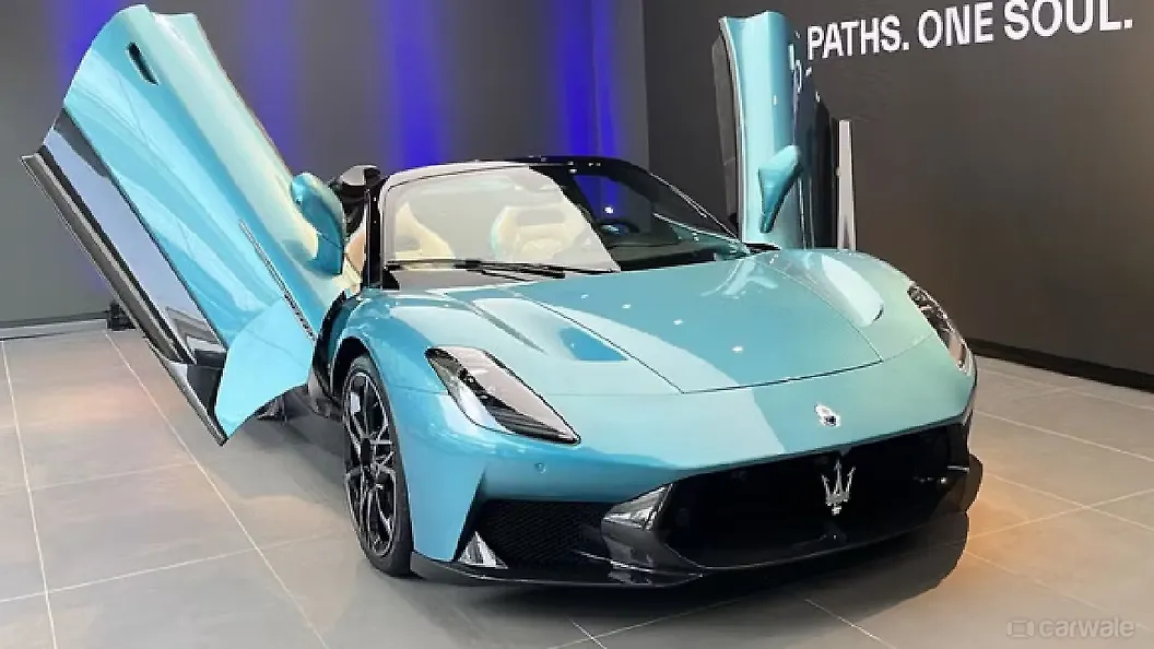 मासेराती एमसीपुरा ठीक सामने तीन चौथाई