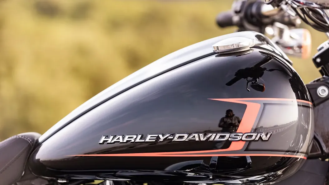 HARLEY-DAVIDSON ブラックタンク Harley-Davidson Breakout Fuel Tank Image – BikeWale