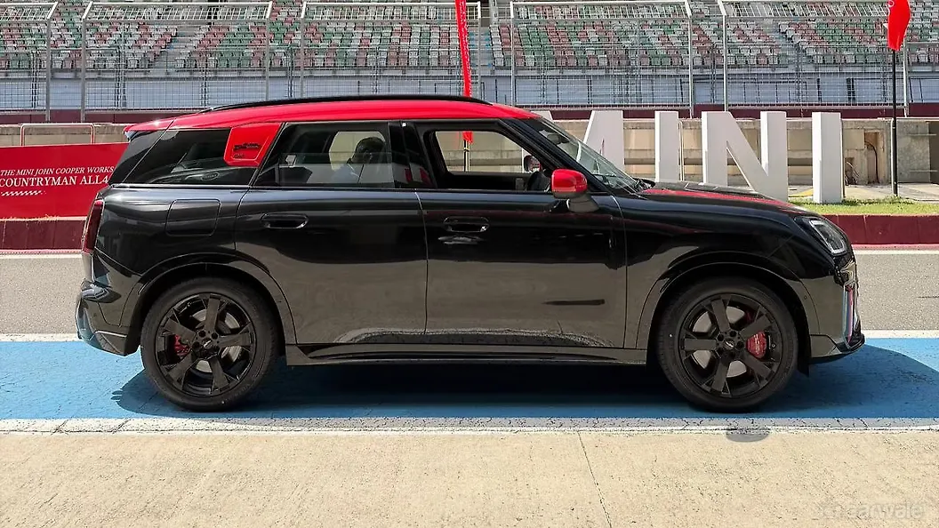 मिनी कंट्रीमैन राइट साइड का दृश्य