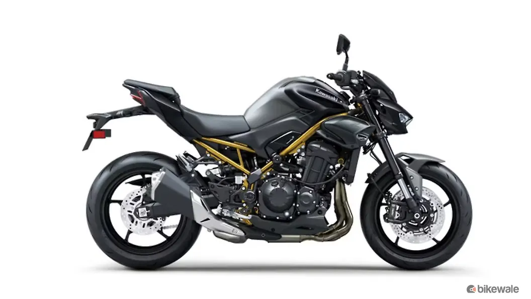 Kawasaki Z900 Right Side View