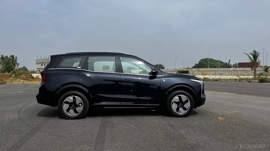 Mahindra XEV 9S Right Side View