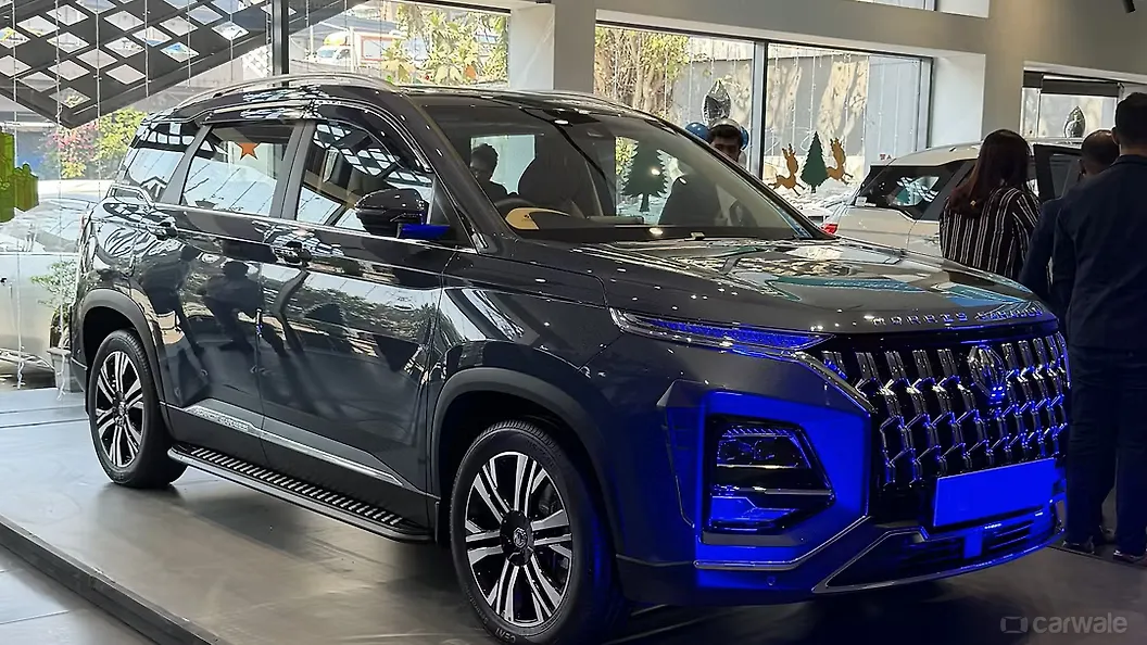 एमजी हेक्टर ठीक सामने तीन चौथाई