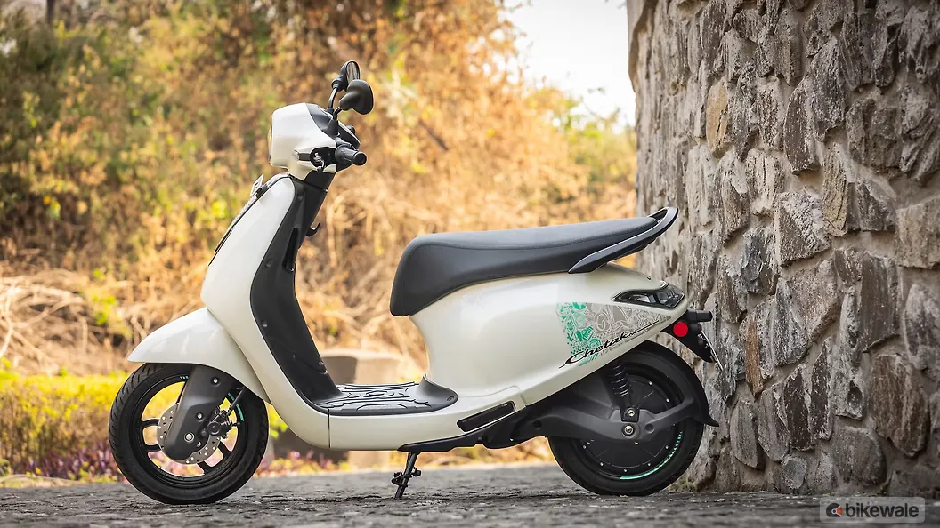 Bajaj Chetak C25 Rear View Image – BikeWale