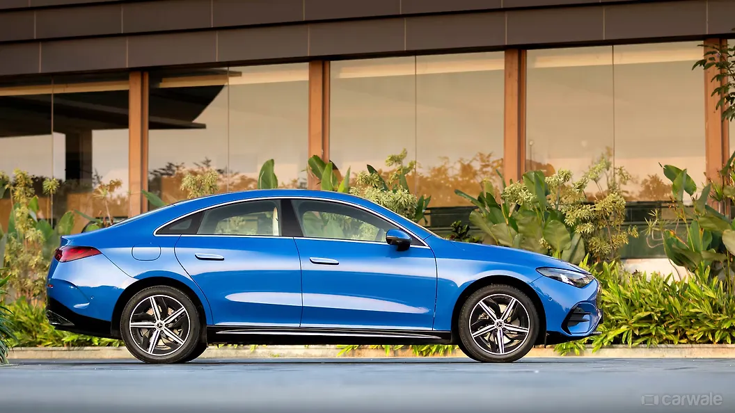 मर्सिडीज़ बेंज़ सीएलए राइट साइड का दृश्य