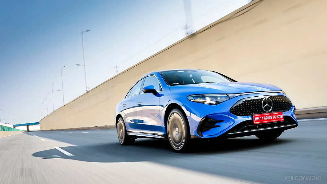 मर्सिडीज़ बेंज़ सीएलए ठीक सामने तीन चौथाई