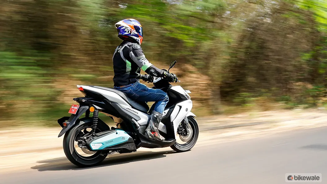 Yamaha Aerox E Riding Image – BikeWale